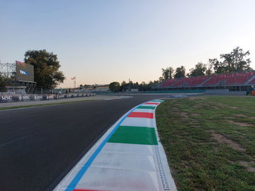 La icónica chicane de Monza, donde la precisión es clave en cada vuelta.