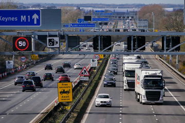 Imagen de tráfico denso en autopista, ideal para discutir seguridad vial