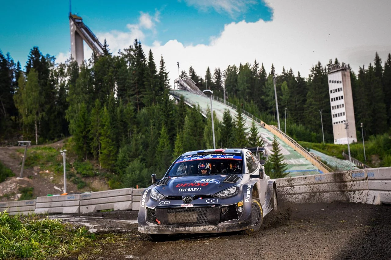 Sébastien Ogier en acción con su coche de rally, un espectáculo de precisión y velocidad.