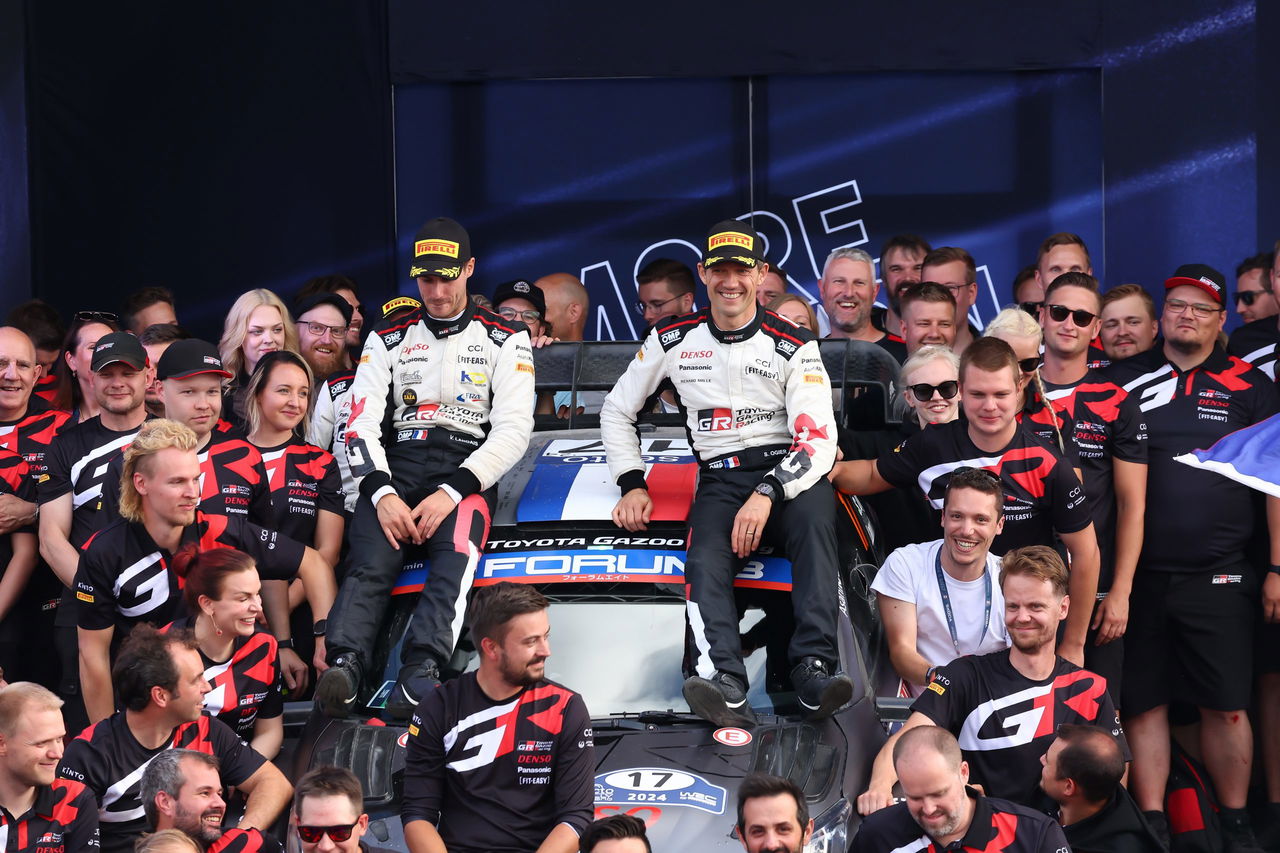 Sébastien Ogier junto a su equipo y el Toyota Yaris WRC en un evento.