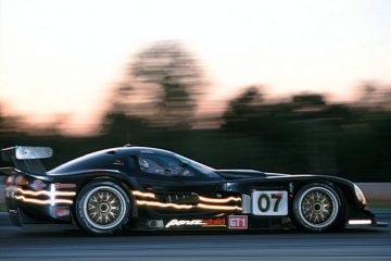 Vista lateral del Panoz Esperante GTR-1 en acción, apodado 'Batmóvil de Le Mans'.