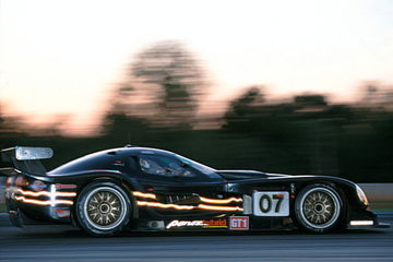 Vista lateral del Panoz Esperante GTR-1 en acción, apodado 'Batmóvil de Le Mans'.