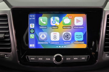 Pantalla multimedia táctil moderna en SsangYong Musso Sports.