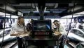 Visión de la estrategia en el box de un equipo de F1, detalle de monitores y equipamiento.