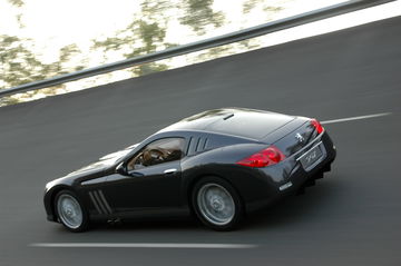 La silueta del Peugeot 907 en acción, destacando su diseño aerodinámico y elegante.