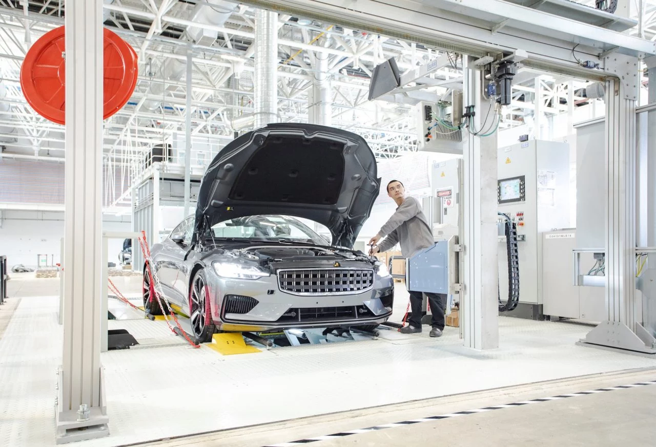 Vista delantera del Polestar 1 en fase de pruebas.