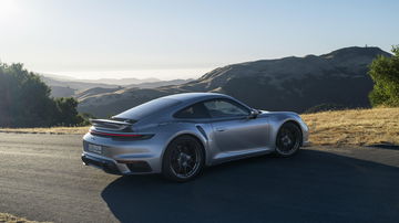 Prestigioso Porsche 911 Turbo en su habitat natural, potencia y diseño en sintonía.