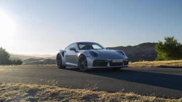 Vista delantera y lateral del Porsche 911 Turbo en carretera