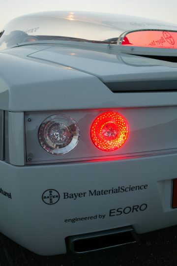 Porsche con colaboración de Bayer, destacando su techo transparente y estética única