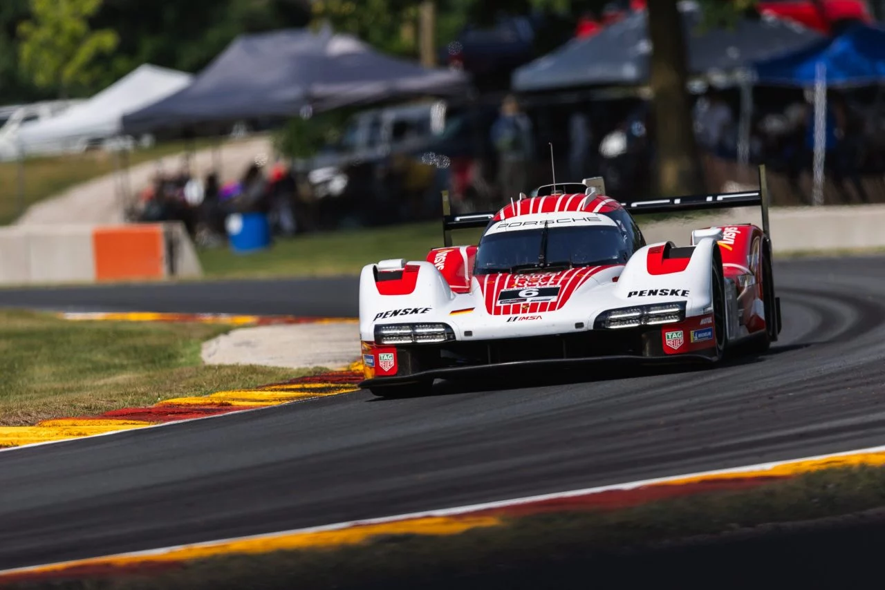 Vehículo de competición Porsche en pista, dinamismo y tecnología en armonía.