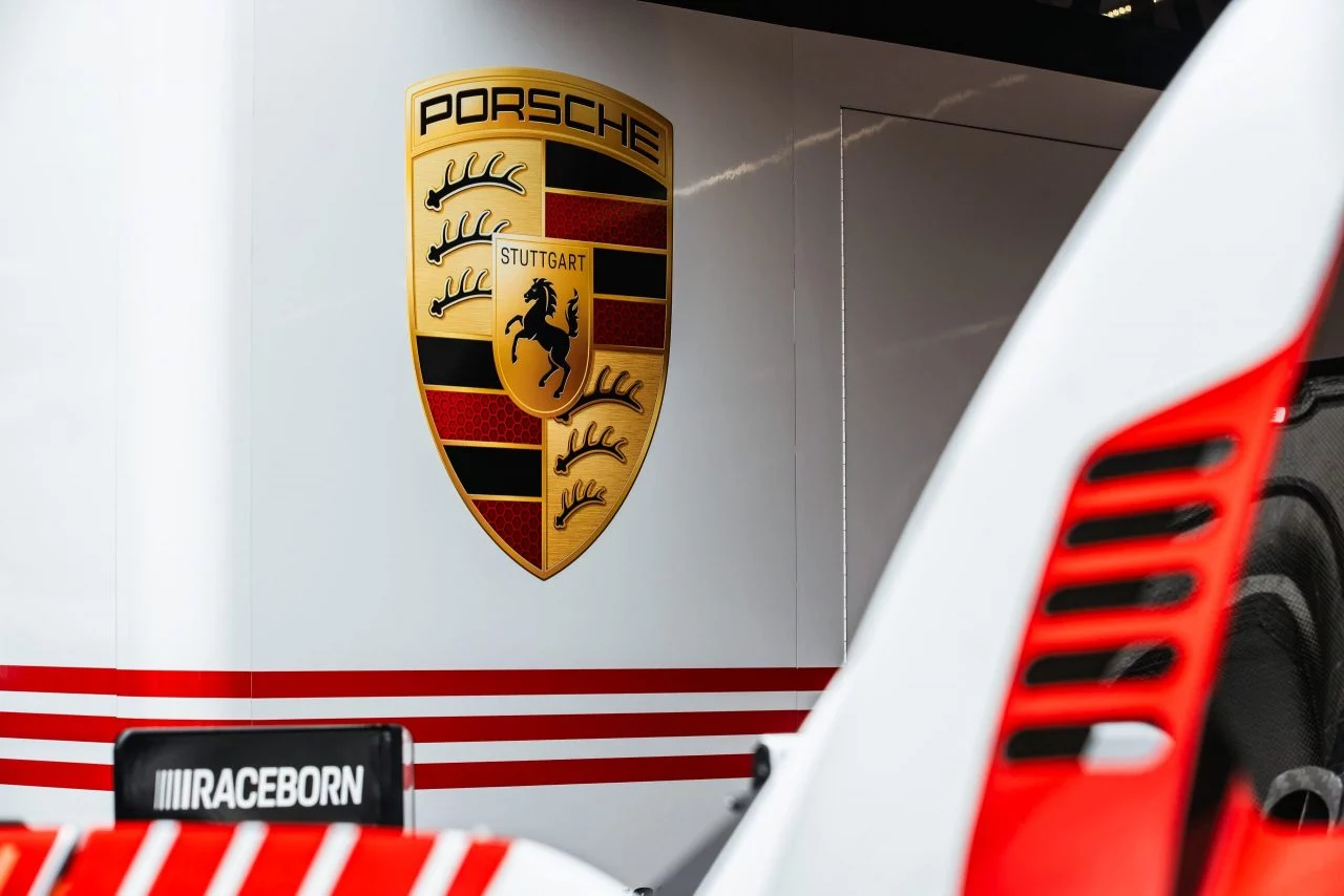 Logotipo Porsche visible junto a toma de aire del vehículo de competición.