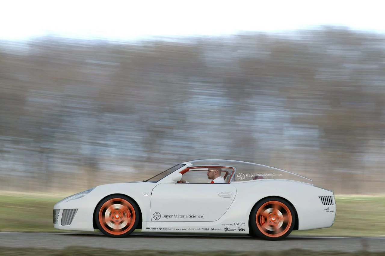 Un Porsche con techo de plástico transparente, muestra de innovación y diseño en colaboración con Bayer.