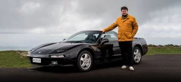 Vista lateral del icónico Honda NSX, un hito de la ingeniería japonesa.