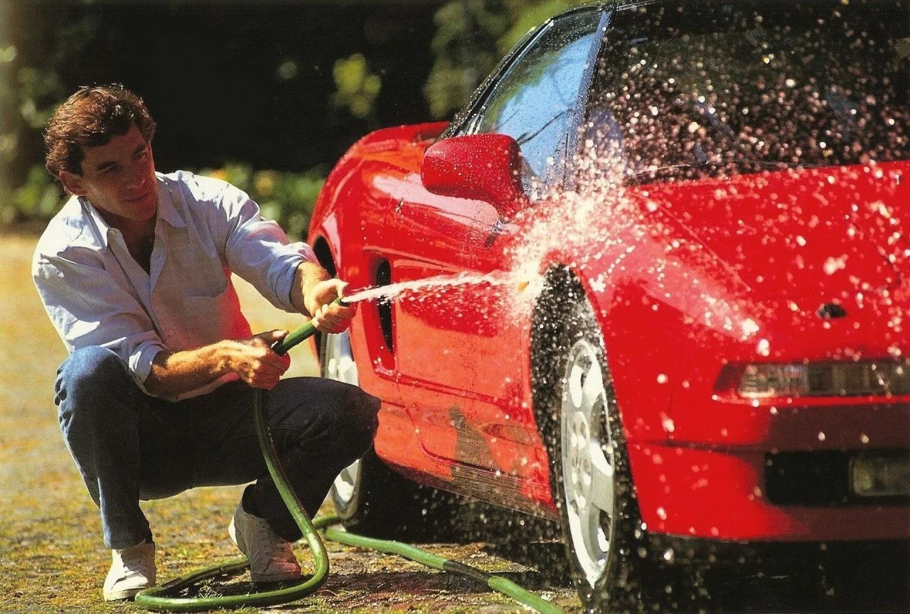 Honda NSX en una escena de lavado, resaltando su línea lateral.