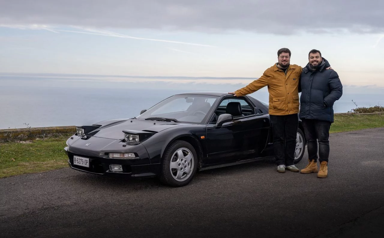 El Honda NSX en todo su esplendor lateral, un diseño que desafía el tiempo.