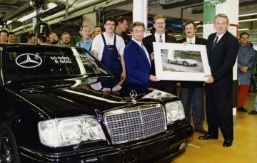 Última unidad del Mercedes 500E saliendo de la línea de ensamblaje.