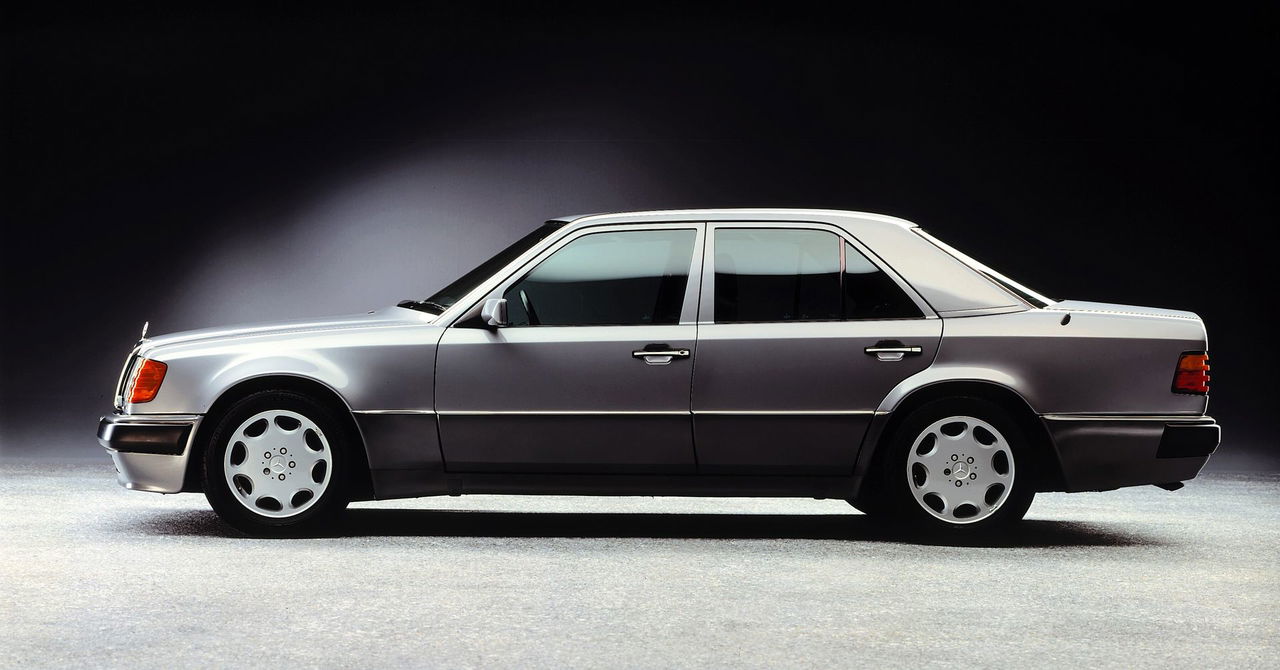 Vista lateral del imponente Mercedes 500E W124, un clásico de ingeniería alemana