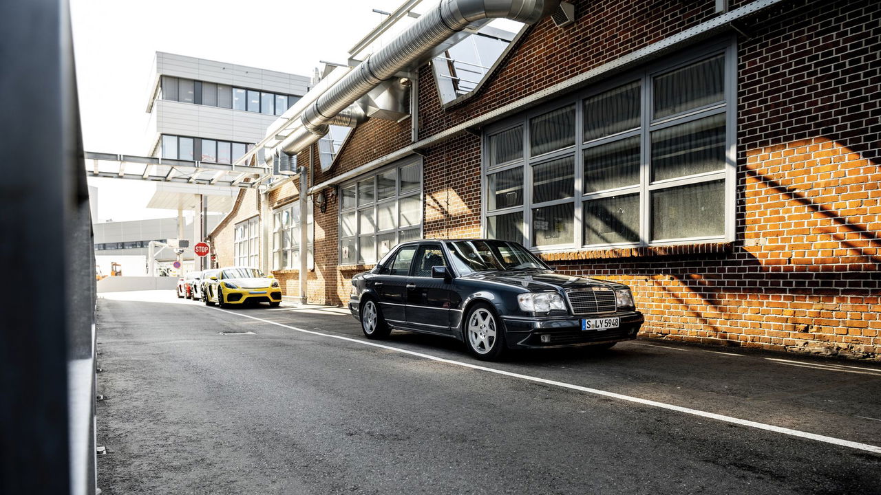 El legendario Mercedes 500E W124 en su hábitat urbano, potencia y elegancia alemana.