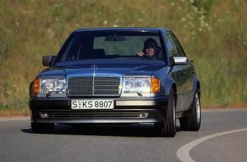 Mercedes 500E W124 en movimiento, un clásico de ingeniería alemana.