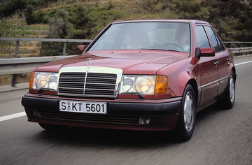 Vista en ángulo del icónico Mercedes 500E W124, un clásico moderno.