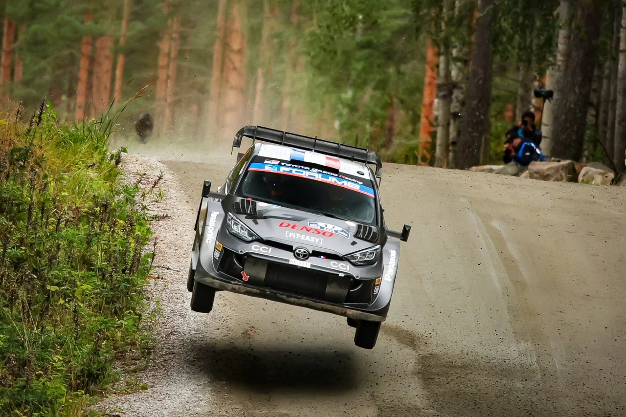 Hyundai peleando en el tramo TC1 del Rally de Finlandia 2024.