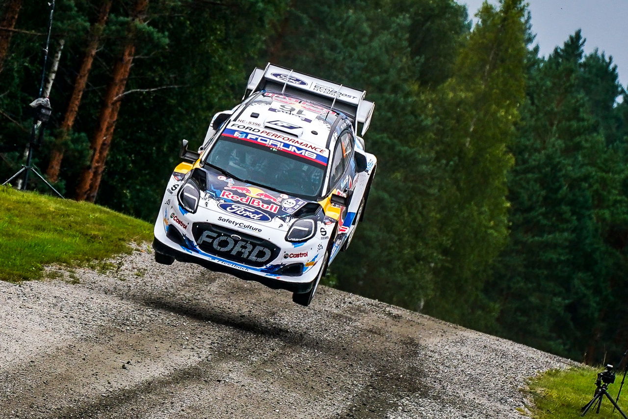 Competidor de Ford en plena acción en el Rally de Finlandia 2024, dominando los caminos.