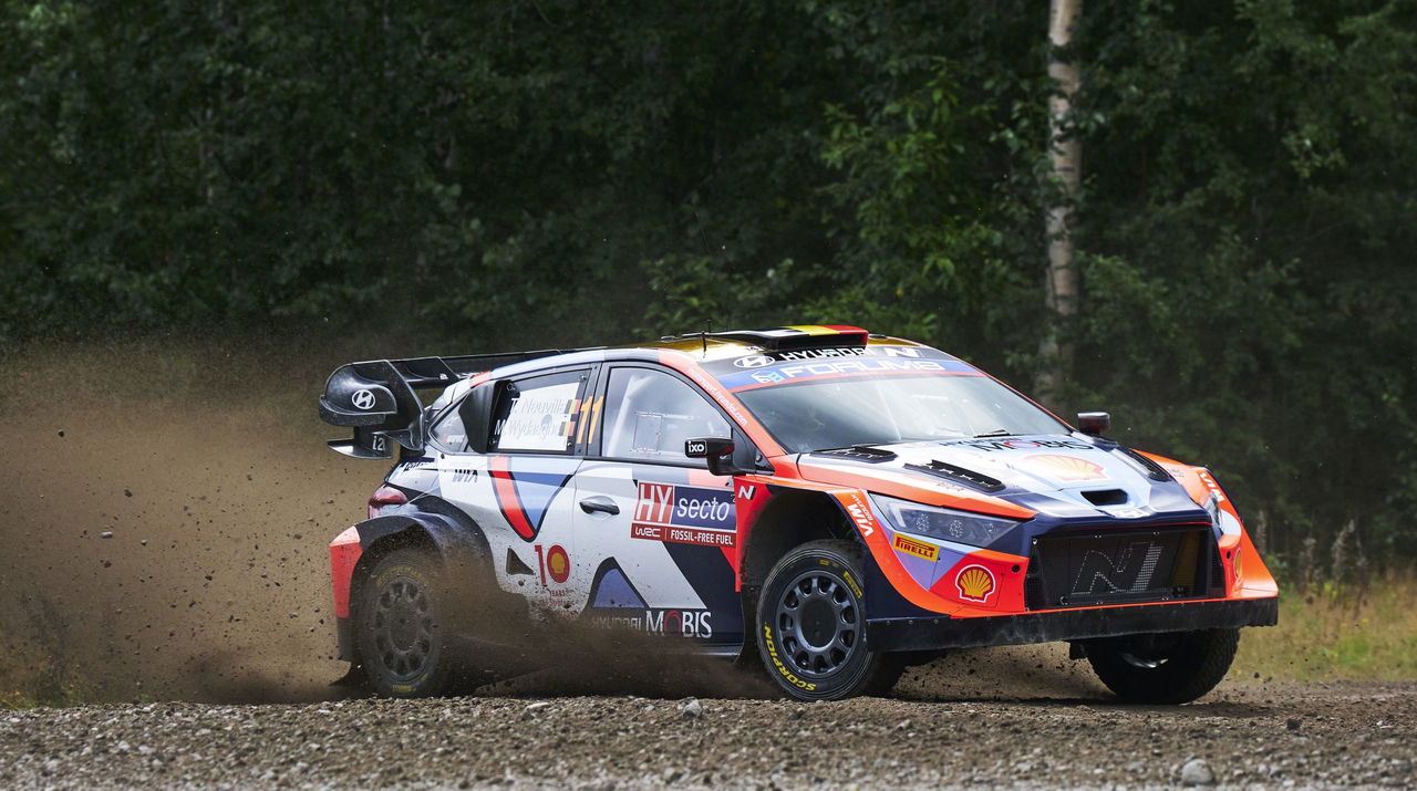 Un Hyundai i20 dominando con maestría los caminos del Rally de Finlandia.