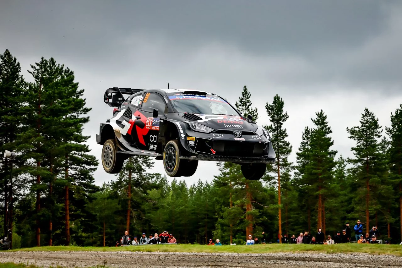 Hyundai i20 Coupe WRC en pleno vuelo durante el TC1 del Rally de Finlandia 2024.