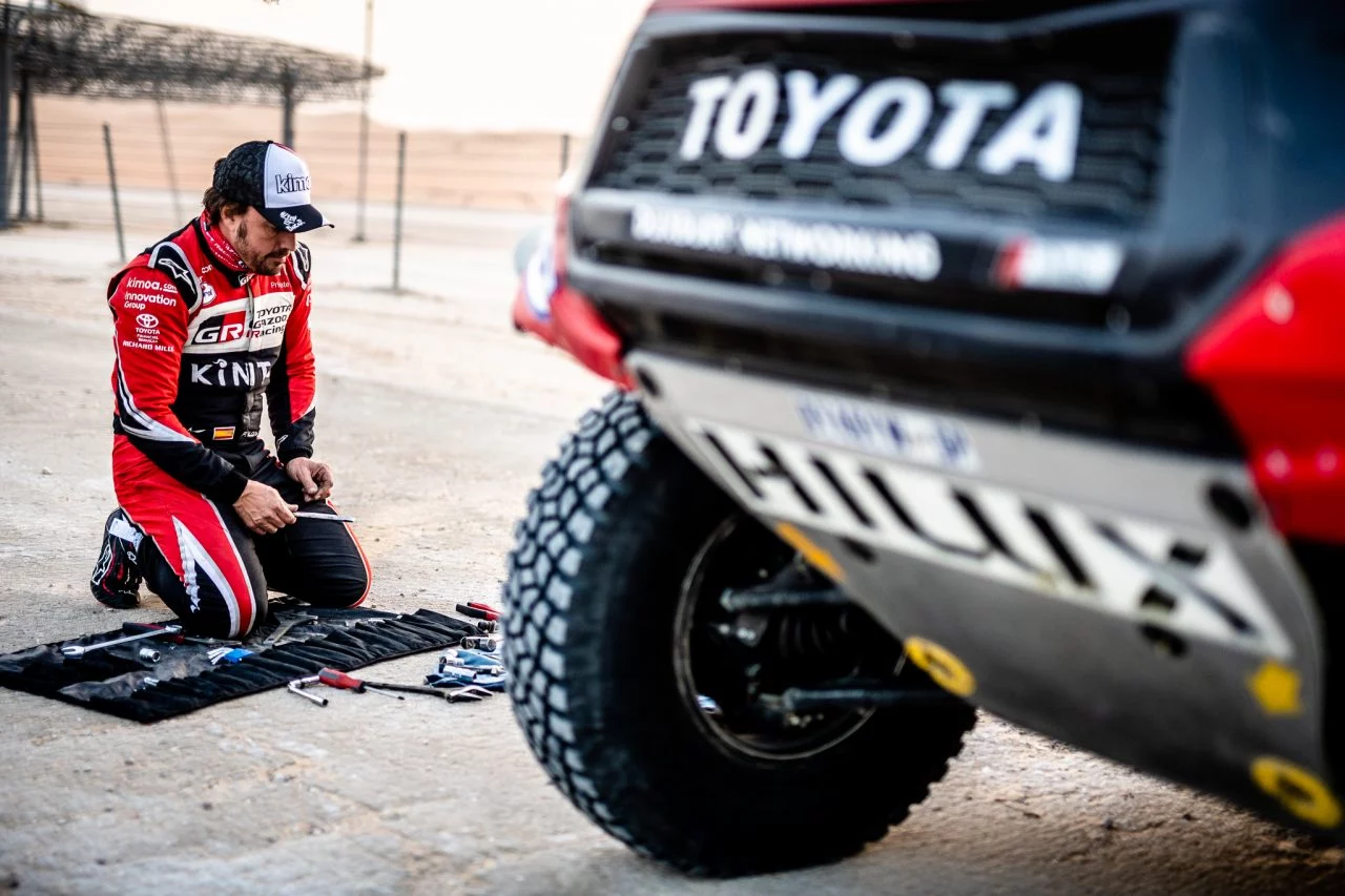 Fernando Alonso prepara su Toyota para el desafío del Dakar.