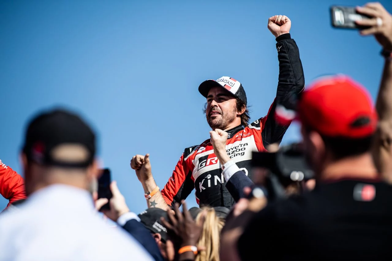 Fernando Alonso celebrando con su equipo al finalizar una etapa del Rally Dakar 2020.