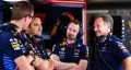 Christian Horner dialoga con su equipo tras apelación desestimada.