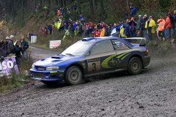 Subaru Impreza en acción, concentrando la esencia del rally con su clásica librea.