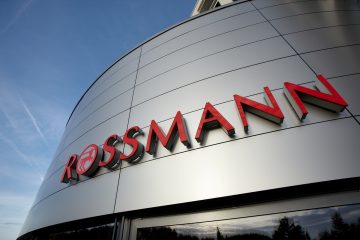 Fachada de una sucursal Rossmann sin presencia de vehículos