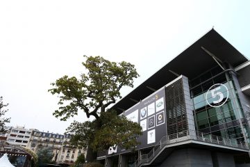 Exterior del pabellón del Salón de París 2024, arquitectura vanguardista.