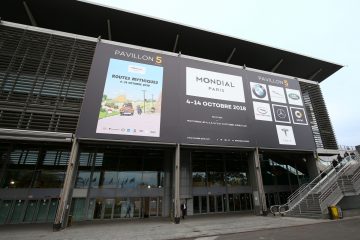 Vista de la entrada del Salón de París 2024, prometiendo una emocionante muestra automotriz.