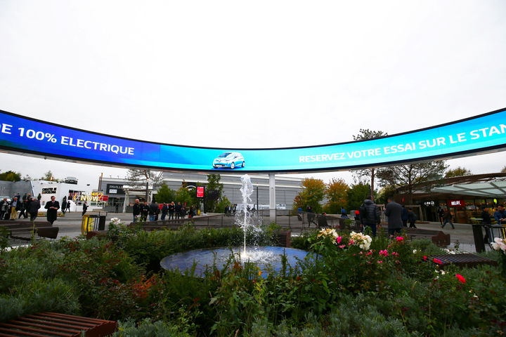 Vista panorámica del Salón de París 2024, con stands y expositores alrededor de una instalación central