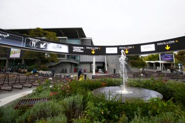 Vista de la fuente y vegetación en el Salón de París 2024, sin coches visibles.