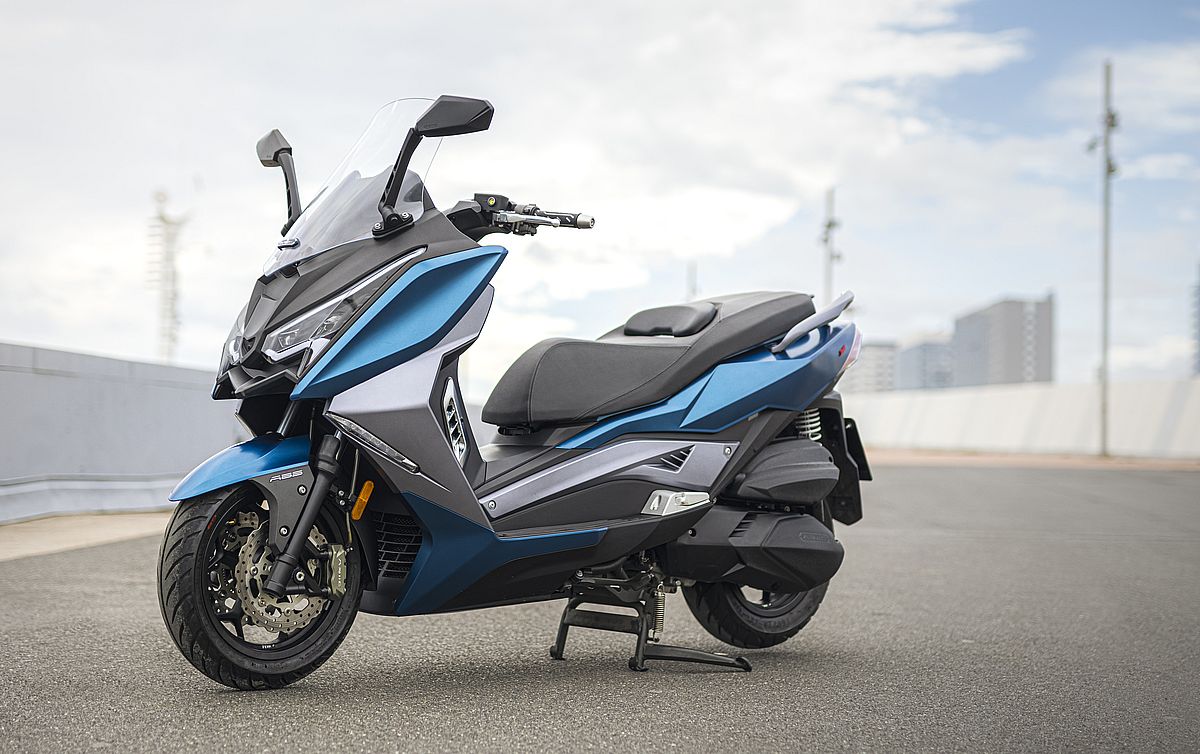 Scooter moderno con diseño deportivo y más de 23 CV, oferta 700 € descuento en agosto.