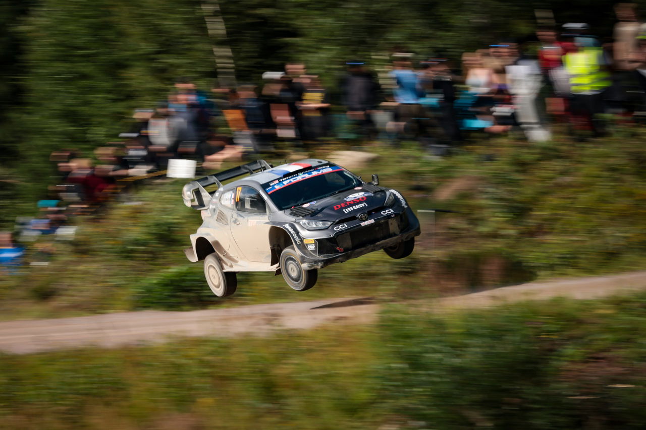 Sébastien Ogier pilota su Toyota en pleno vuelo durante el Rally de Grecia