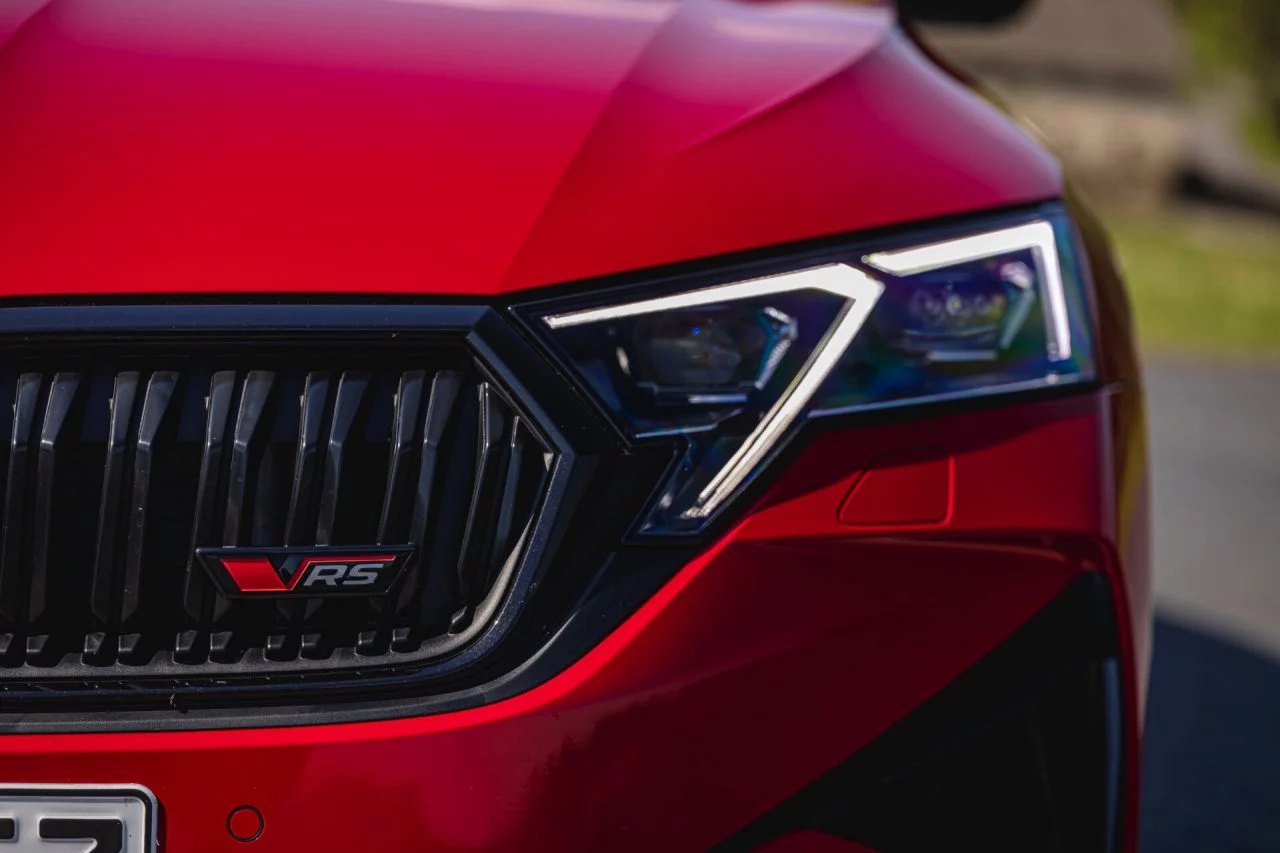 Detalle frontal del Skoda Octavia RS con enfoque en faros y grill.