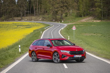 Vista lateral Skoda Octavia RS revela su diseño dinámico y practicidad.