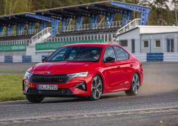 Skoda Octavia RS 2024 en acción, combinando deportividad y practicidad