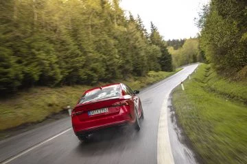 El Skoda Octavia RS 2024 combina versatilidad y deportividad en carretera