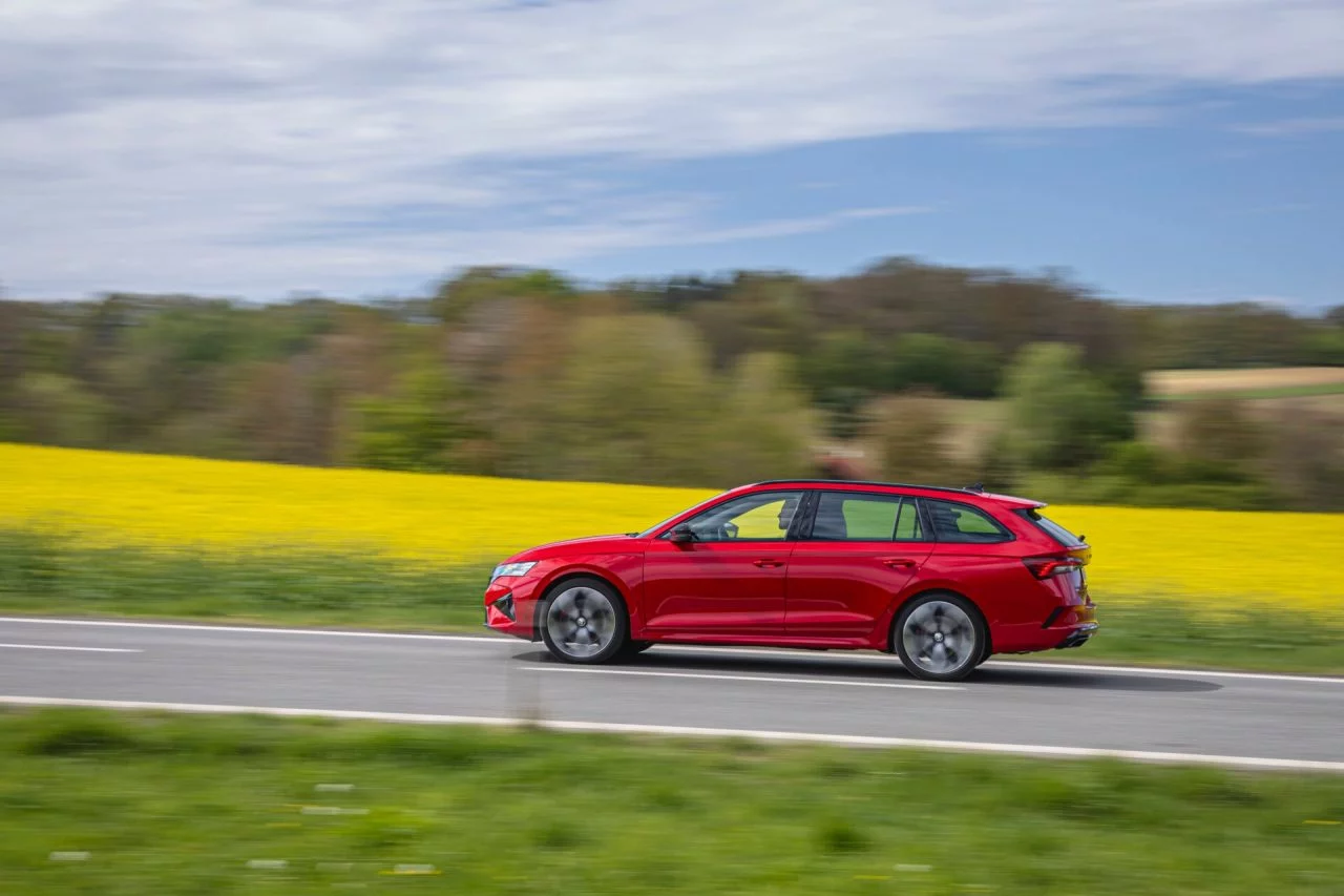 Skoda Octavia RS 2024 en movimiento, destacando su línea deportiva.