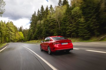 Vista dinámica del Skoda Octavia RS 2024 en carretera.