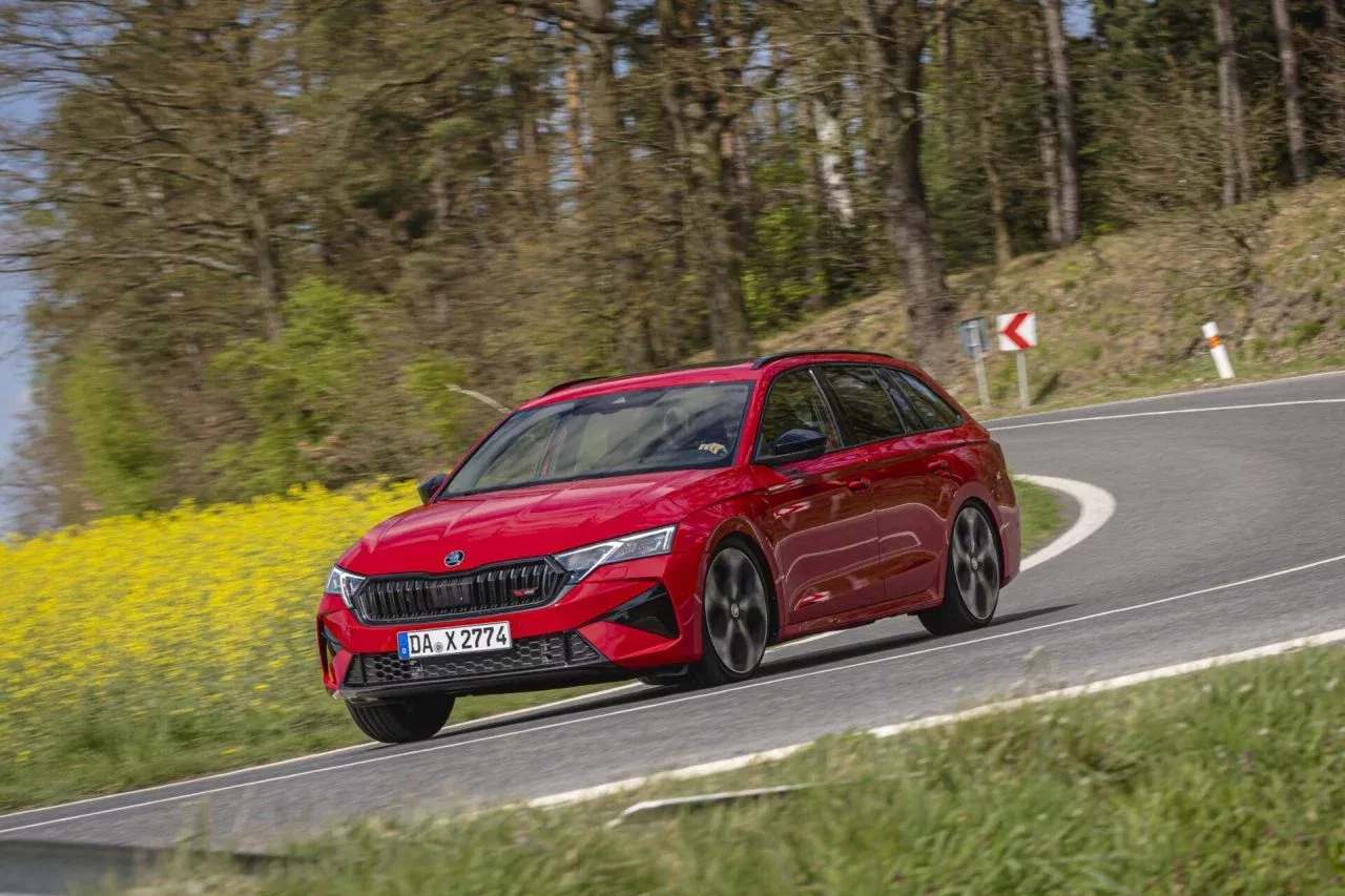 Vista lateral dinámica del Škoda Octavia RS mostrando su silueta deportiva.