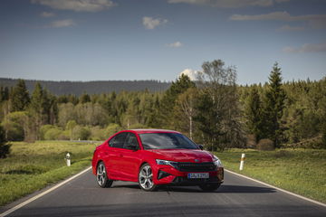 Skoda Octavia RS 2024 desplegando su elegancia y potencia sobre el asfalto.