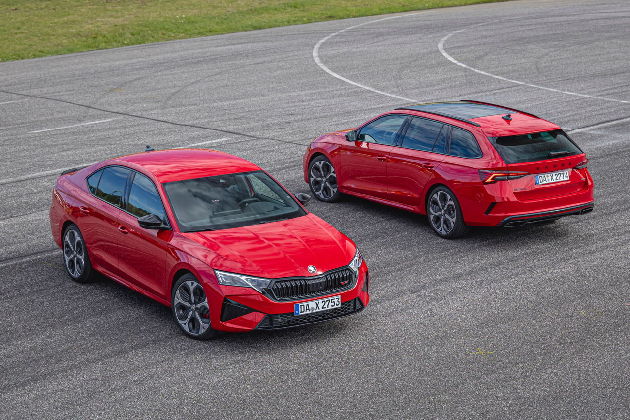 El Skoda Octavia RS 2024 en rojo despliega dinamismo y deportividad.