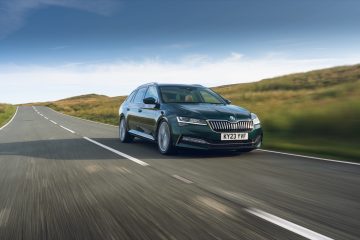 Skoda Superb en movimiento mostrando su perfil deportivo y discreto.