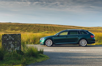 Vista lateral de un Skoda Superb modificado con 477 CV, un sleeper de alto rendimiento.